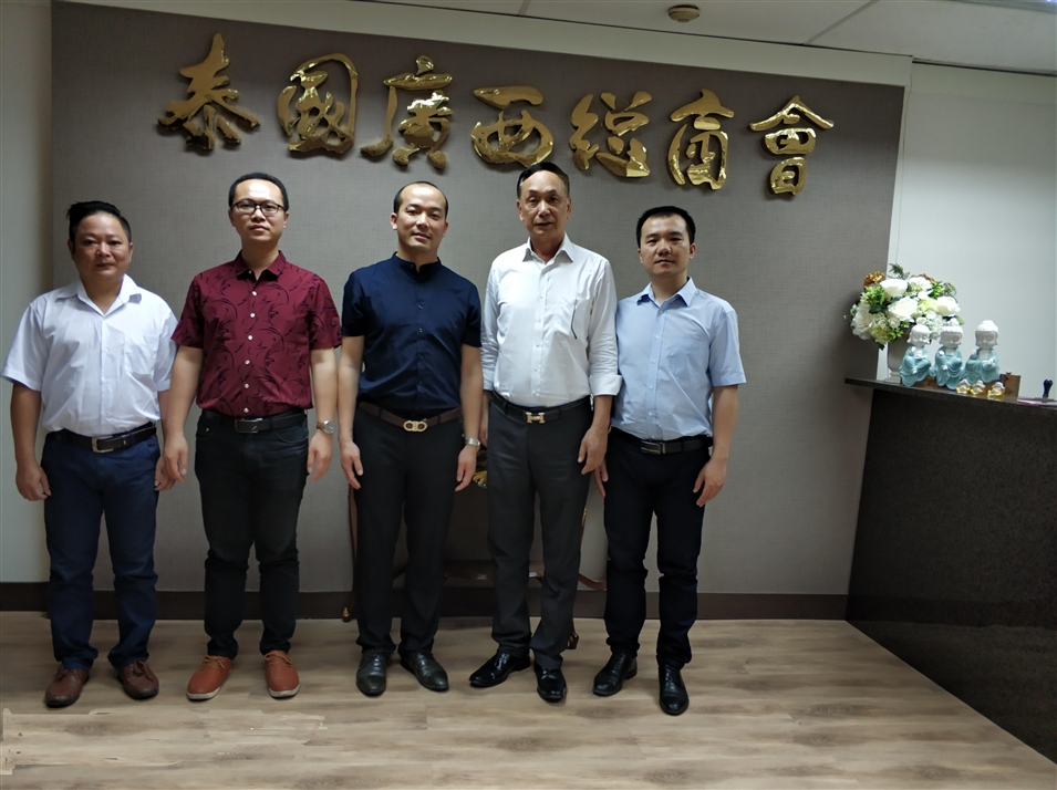 從左往右依次為國際部合伙人林健偉先生（左一），國際部總監(jiān)吳琪先生（左二），執(zhí)行董事粟宥朝先生（左三），商會主席李宇明（右二），國際部合伙人黃文超先生（右一）