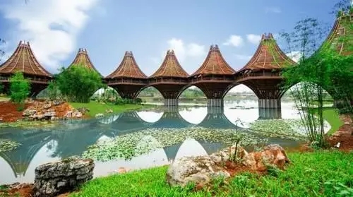 圖為中國(guó)-東盟友誼館。該建筑以廣西的風(fēng)雨橋?yàn)樵?，寓意“手拉手，心連心”。表達(dá)中國(guó)與東盟十國(guó)睦鄰友好、合作共贏之意。