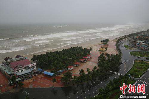 資料圖：2017年11月5日，越南峴港某處海灘風(fēng)雨交加。