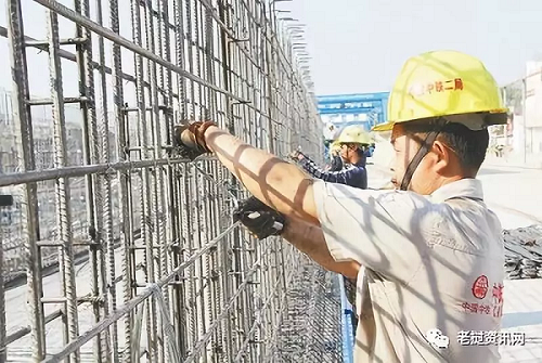 在中老鐵路萬象制梁場(chǎng)，中老兩國技術(shù)人員正在進(jìn)行橋梁預(yù)制。本報(bào)記者 孫廣勇攝