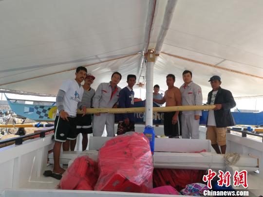 中國(guó)援助菲律賓PGN大橋工程可行性研究項(xiàng)目”（ThePanay-Guimaras-NegrosBridgeProject）海洋水深測(cè)量勘測(cè)人員，3月1日在吉馬拉斯海峽作業(yè)時(shí)，成功營(yíng)救兩名菲律賓落水漁民。圖為兩位漁民及家屬對(duì)進(jìn)行營(yíng)救的中國(guó)勘測(cè)人員合影表達(dá)感謝。 中交公路規(guī)劃設(shè)計(jì)院有限公司 攝